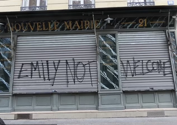 «Мы тебе не рады»: парижане устроили забастовку создателям сериала «Эмили в Париже»