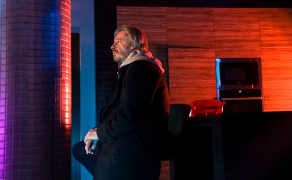 Исписанные тетради, Моцарт и Сальери: как снимали сериал «Переговорщик» от создателей «Хрустального»  