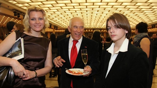 Жена на 13 лет младше, приемная дочь и пластическая операция: как сейчас живет Александр Пашутин