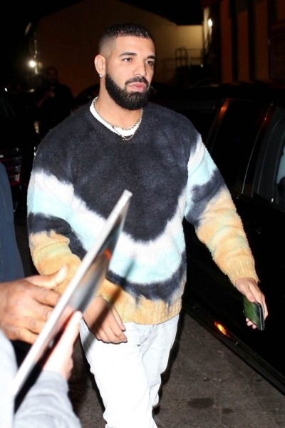 Дрейка заметили на романтическом ужине с незнакомкой Дрейка заметили на романтическом ужине с незнакомкой