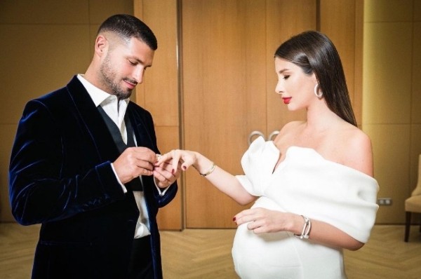 Без цыган, медведей и кринолина: российские звезды, которые поженились тихо