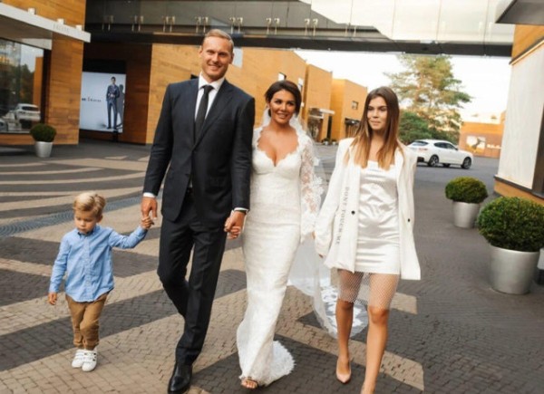 Без цыган, медведей и кринолина: российские звезды, которые поженились тихо