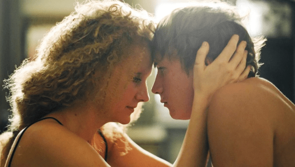 Как новые российские сериалы исследуют секс: от Happy End до Amore More