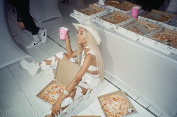 Хроники московских вечеринок: день рождения Mary Senn в стиле Coachella Хроники московских вечеринок: день рождения Mary Senn в стиле Coachella