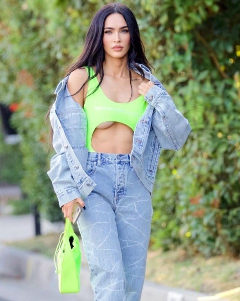 В откровенном боди: Меган Фокс показала пресс на прогулке в Лос-Анджелесе