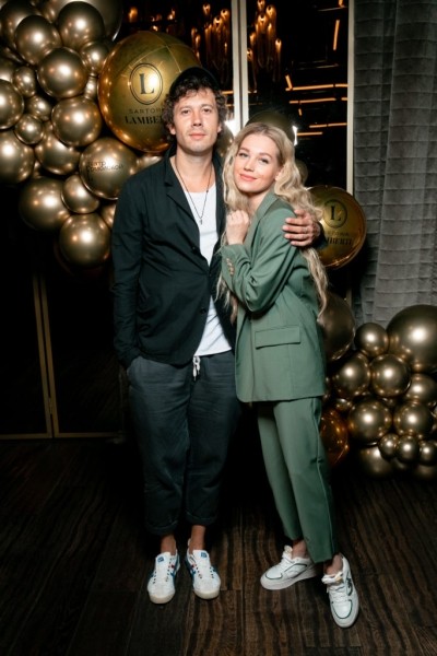 Просто коллеги? Милые объятия Кристины Асмус и Алексея Каничева на открытии сезона Московского драматического театра имени М.Н. Ермоловой Просто коллеги? Милые объятия Кристины Асмус и Алексея Каничева на открытии сезона Московского драматического театра имени М.Н. Ермоловой