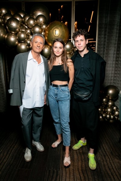 Просто коллеги? Милые объятия Кристины Асмус и Алексея Каничева на открытии сезона Московского драматического театра имени М.Н. Ермоловой Просто коллеги? Милые объятия Кристины Асмус и Алексея Каничева на открытии сезона Московского драматического театра имени М.Н. Ермоловой