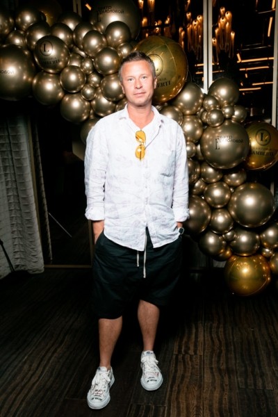 Просто коллеги? Милые объятия Кристины Асмус и Алексея Каничева на открытии сезона Московского драматического театра имени М.Н. Ермоловой Просто коллеги? Милые объятия Кристины Асмус и Алексея Каничева на открытии сезона Московского драматического театра имени М.Н. Ермоловой