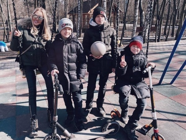 Как на подбор: самые классные фэмили луки наших звезд Как на подбор: самые классные фэмили луки наших звезд