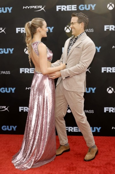 Горячо: Блейк Лайвли в бикини поддержала выход нового фильма Райана Рейнольдса Горячо: Блейк Лайвли в бикини поддержала выход нового фильма Райана Рейнольдса