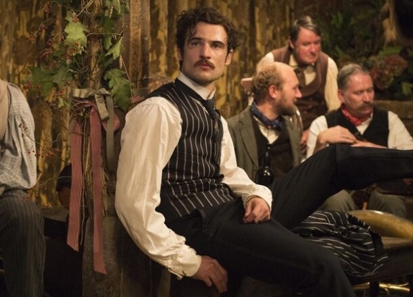 Том Старридж: Песочный человек, одноклассник Паттинсона и просто мрачный красавчик