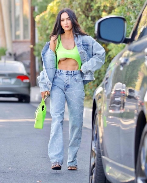 В откровенном боди: Меган Фокс показала пресс на прогулке в Лос-Анджелесе