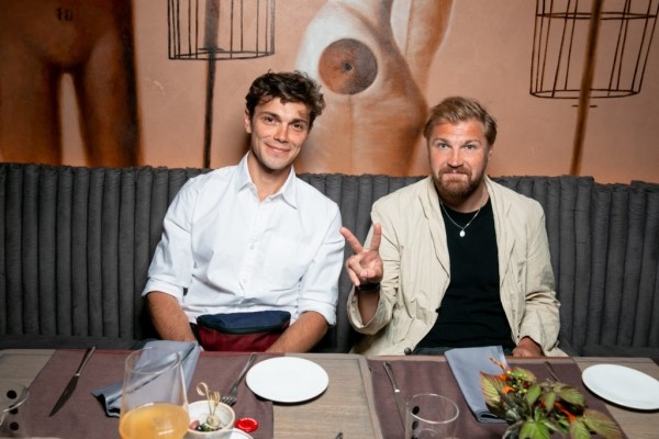 Просто коллеги? Милые объятия Кристины Асмус и Алексея Каничева на открытии сезона Московского драматического театра имени М.Н. Ермоловой Просто коллеги? Милые объятия Кристины Асмус и Алексея Каничева на открытии сезона Московского драматического театра имени М.Н. Ермоловой