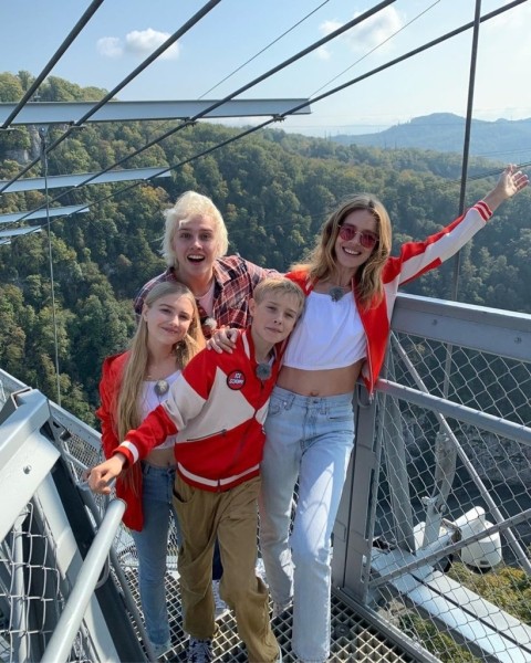 Как на подбор: самые классные фэмили луки наших звезд Как на подбор: самые классные фэмили луки наших звезд