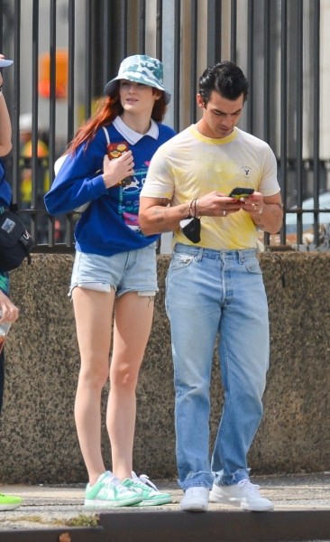 В стиле 90-х: редкий выход Софи Тернер в микро-шортах и Джо Джонаса с ярким маникюром