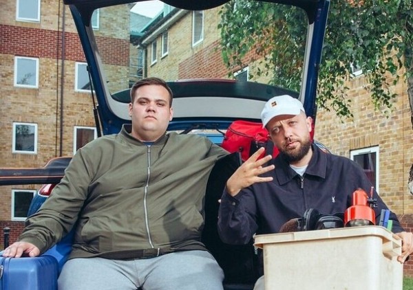 Чай, пожалуйста: 12 комедийных сериалов для любителей британского юмора Чай, пожалуйста: 12 комедийных сериалов для любителей британского юмора