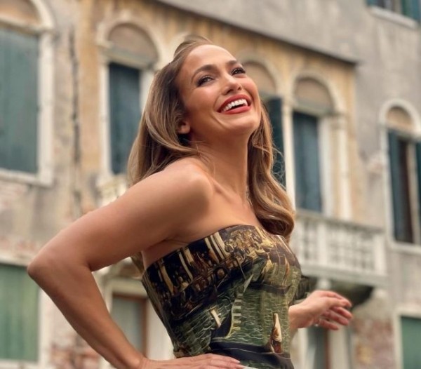 «Чувствую себя чужой»: Дженнифер Лопес страдает синдромом самозванца «Чувствую себя чужой»: Дженнифер Лопес страдает синдромом самозванца