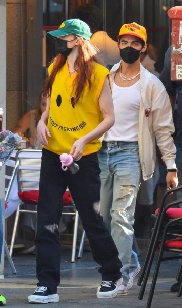 В стиле 90-х: редкий выход Софи Тернер в микро-шортах и Джо Джонаса с ярким маникюром