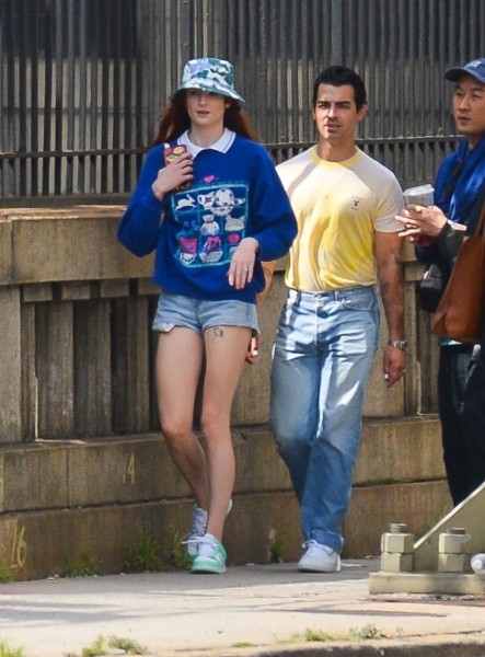 В стиле 90-х: редкий выход Софи Тернер в микро-шортах и Джо Джонаса с ярким маникюром