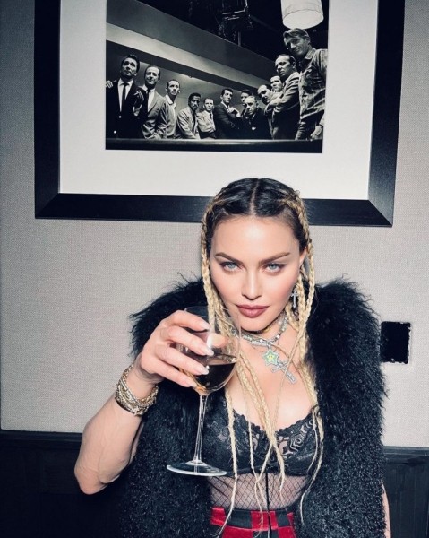 Стиль собачки: 63-летняя Мадонна в дерзком мини устроила провокацию