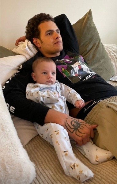 Экс-солистка группы SEREBRO Катя Кищук впервые показала лицо сына