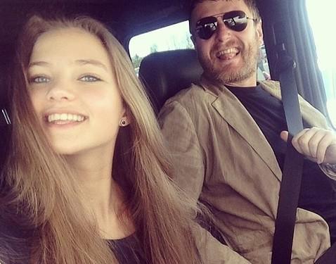 «Он спас меня»: Алеся Кафельникова о сложных отношениях с отцом, знакомстве с мужем и беременности