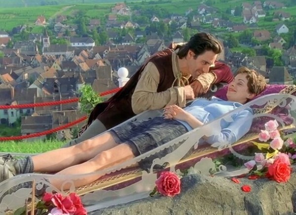 Согреваемся вместе: 7 теплых сериалов для осенних вечеров 