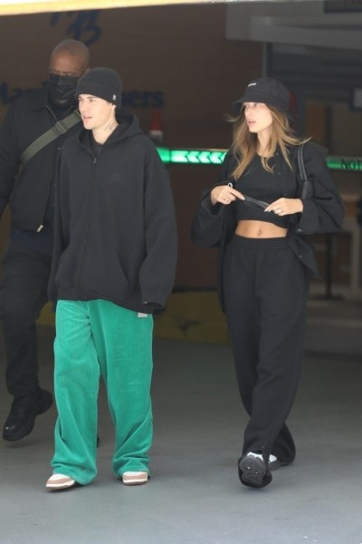 С подарком на годовщину свадьбы: как Джастин и Хейли Бибер одеваются на утреннюю прогулку С подарком на годовщину свадьбы: как Джастин и Хейли Бибер одеваются на утреннюю прогулку