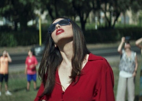 Что посмотреть на выходных: «Шантарам», приквел «Сверхъестественного» и триллер о сталкинге