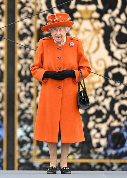 Эффектно: новый выход Елизаветы II в ярком образе