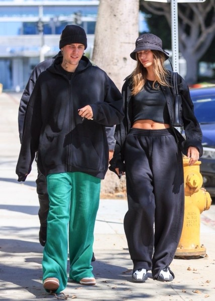 С подарком на годовщину свадьбы: как Джастин и Хейли Бибер одеваются на утреннюю прогулку С подарком на годовщину свадьбы: как Джастин и Хейли Бибер одеваются на утреннюю прогулку