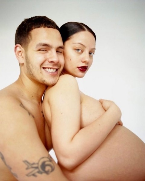 Экс-солистка группы SEREBRO Катя Кищук впервые показала лицо сына