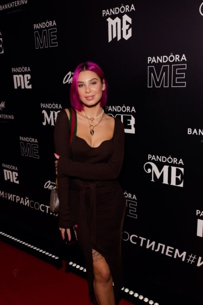 Дух свободы и дерзости поколения Z: Ян Гэ, Ваня Дмитриенко, Самира Мустафаев на премьере новой коллекции Pandora Me Дух свободы и дерзости поколения Z: Ян Гэ, Ваня Дмитриенко, Самира Мустафаев на премьере новой коллекции Pandora Me