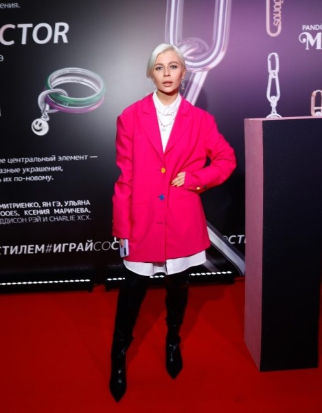 Дух свободы и дерзости поколения Z: Ян Гэ, Ваня Дмитриенко, Самира Мустафаев на премьере новой коллекции Pandora Me Дух свободы и дерзости поколения Z: Ян Гэ, Ваня Дмитриенко, Самира Мустафаев на премьере новой коллекции Pandora Me