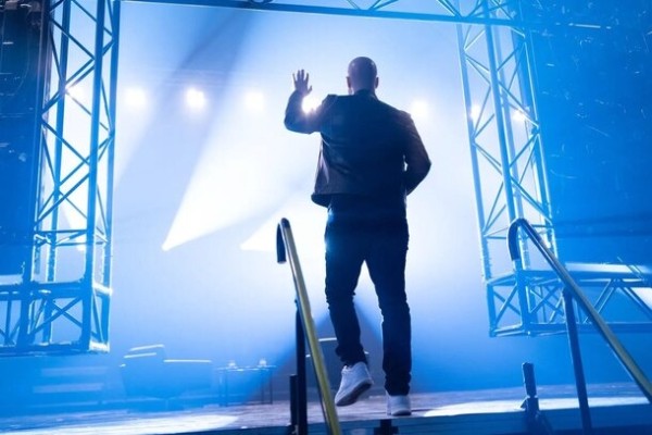 Что посмотреть на выходных: «Шантарам», приквел «Сверхъестественного» и триллер о сталкинге