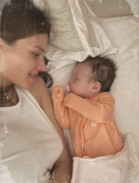 «Он спас меня»: Алеся Кафельникова о сложных отношениях с отцом, знакомстве с мужем и беременности