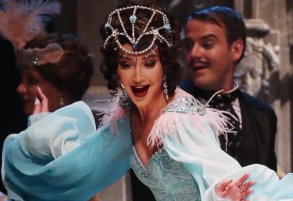 «Не должны ни копейки»: директор МХАТа ответил Ольге Бузовой