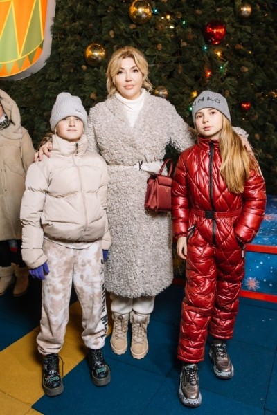 Дмитрий Песков, Ксения Собчак, Юлия Пересильд и другие звездные гости открытия ГУМ-катка