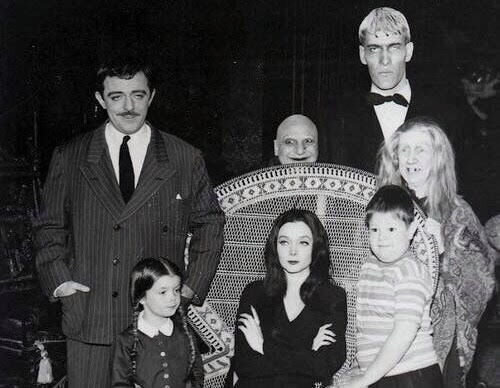 Знакомьтесь — Аддамсы: 7 главных экранизаций комикса о странной семейке Знакомьтесь — Аддамсы: 7 главных экранизаций комикса о странной семейке