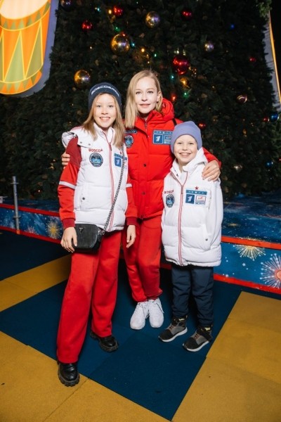 Дмитрий Песков, Ксения Собчак, Юлия Пересильд и другие звездные гости открытия ГУМ-катка