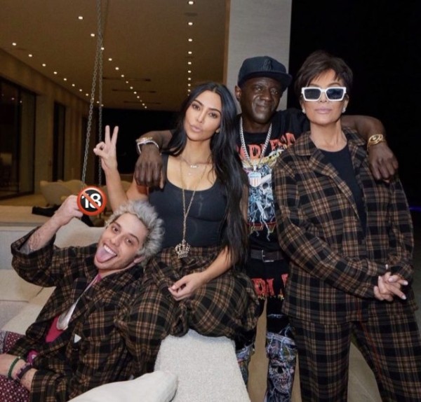 Не скрывают чувств: Ким Кардашьян и Пит Дэвидсон держатся за руки во время прогулки Не скрывают чувств: Ким Кардашьян и Пит Дэвидсон держатся за руки во время прогулки