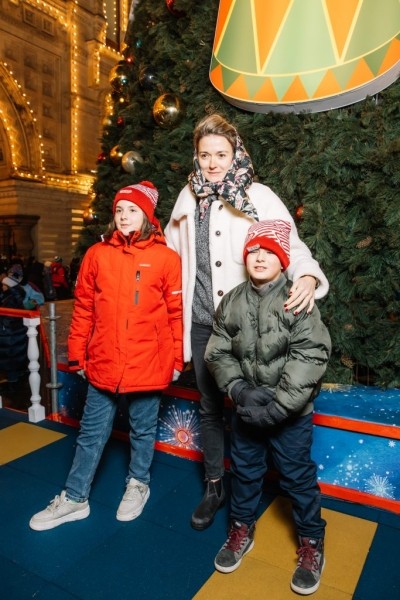 Дмитрий Песков, Ксения Собчак, Юлия Пересильд и другие звездные гости открытия ГУМ-катка