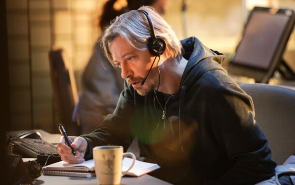 Что смотреть на выходных: «Энола Холмс», сериал про супергероев и байопик с Дэниелом Рэдклиффом 