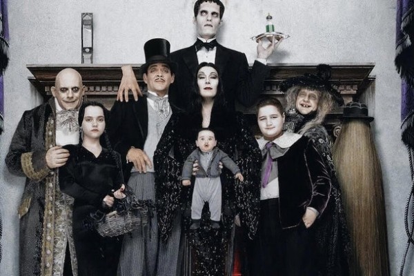 Знакомьтесь — Аддамсы: 7 главных экранизаций комикса о странной семейке Знакомьтесь — Аддамсы: 7 главных экранизаций комикса о странной семейке