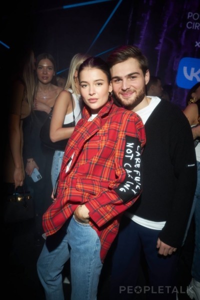 Тимати отдыхает в компании участниц «Холостяка» на закрытой вечеринке, организованной VK Тимати отдыхает в компании участниц «Холостяка» на закрытой вечеринке, организованной VK