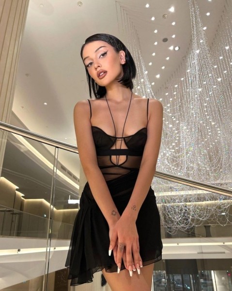 Как у Рианны: Дина Саева появилась в чёрном мини-платье из шифона