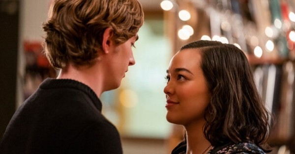 Праздник к нам приходит: 5 сериалов, действие которых происходит в Рождество