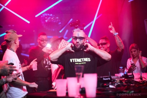 Тимати отдыхает в компании участниц «Холостяка» на закрытой вечеринке, организованной VK Тимати отдыхает в компании участниц «Холостяка» на закрытой вечеринке, организованной VK