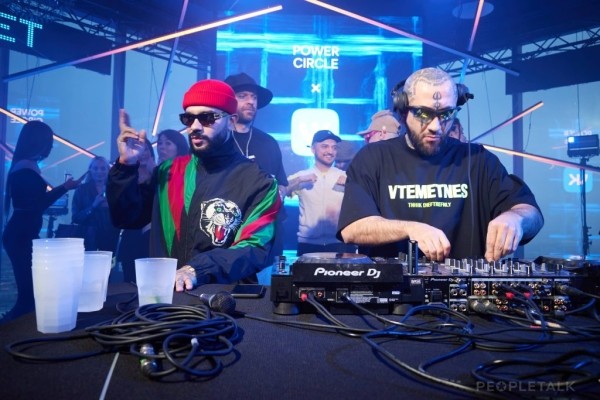 Тимати отдыхает в компании участниц «Холостяка» на закрытой вечеринке, организованной VK Тимати отдыхает в компании участниц «Холостяка» на закрытой вечеринке, организованной VK