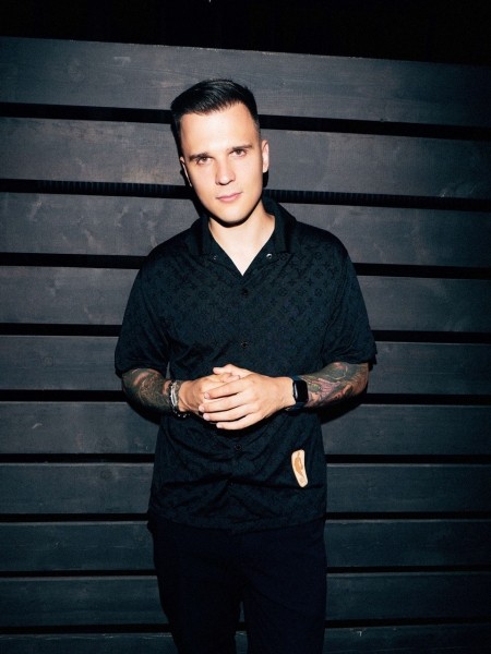 Несостоявшийся гив, многомиллионные долги и досудебные разбирательства: почему Дину Саеву обвиняют в мошенничестве?